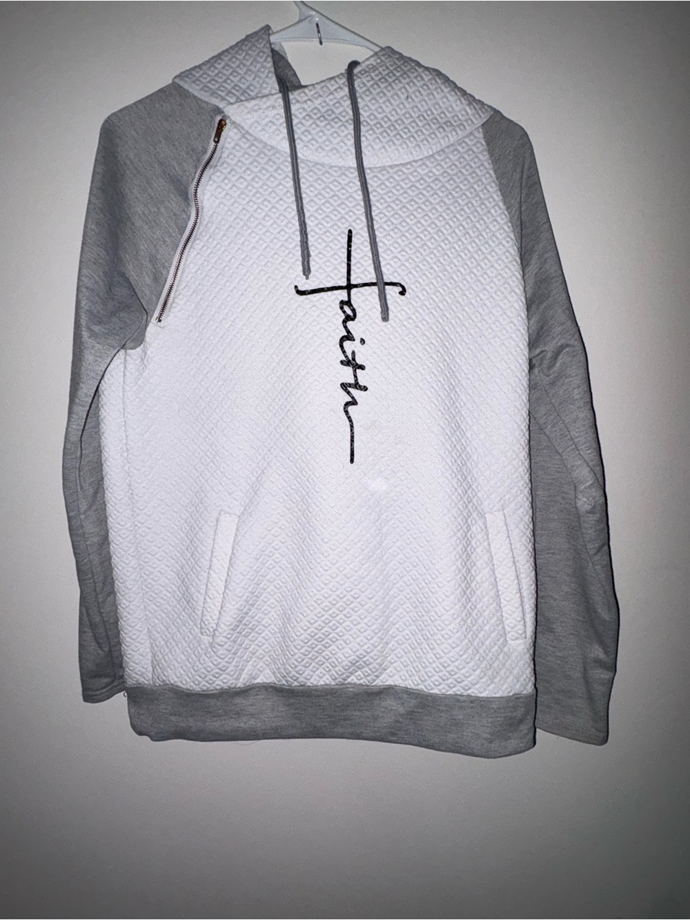 Roxy White Quilted Pullover Hoodie with Gray Sleeves